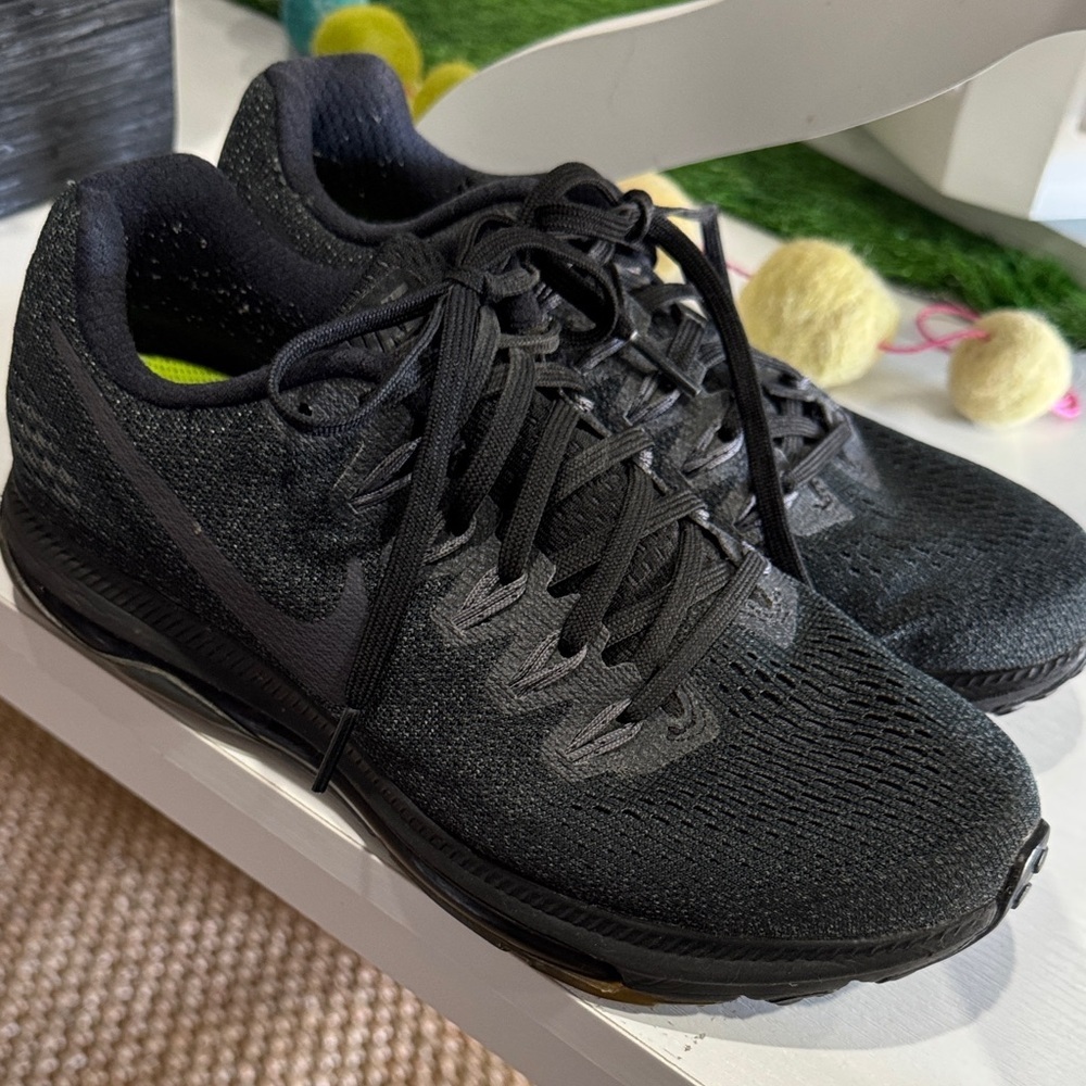 Nike Black Athletic Running Shoes with Subtle Swoosh